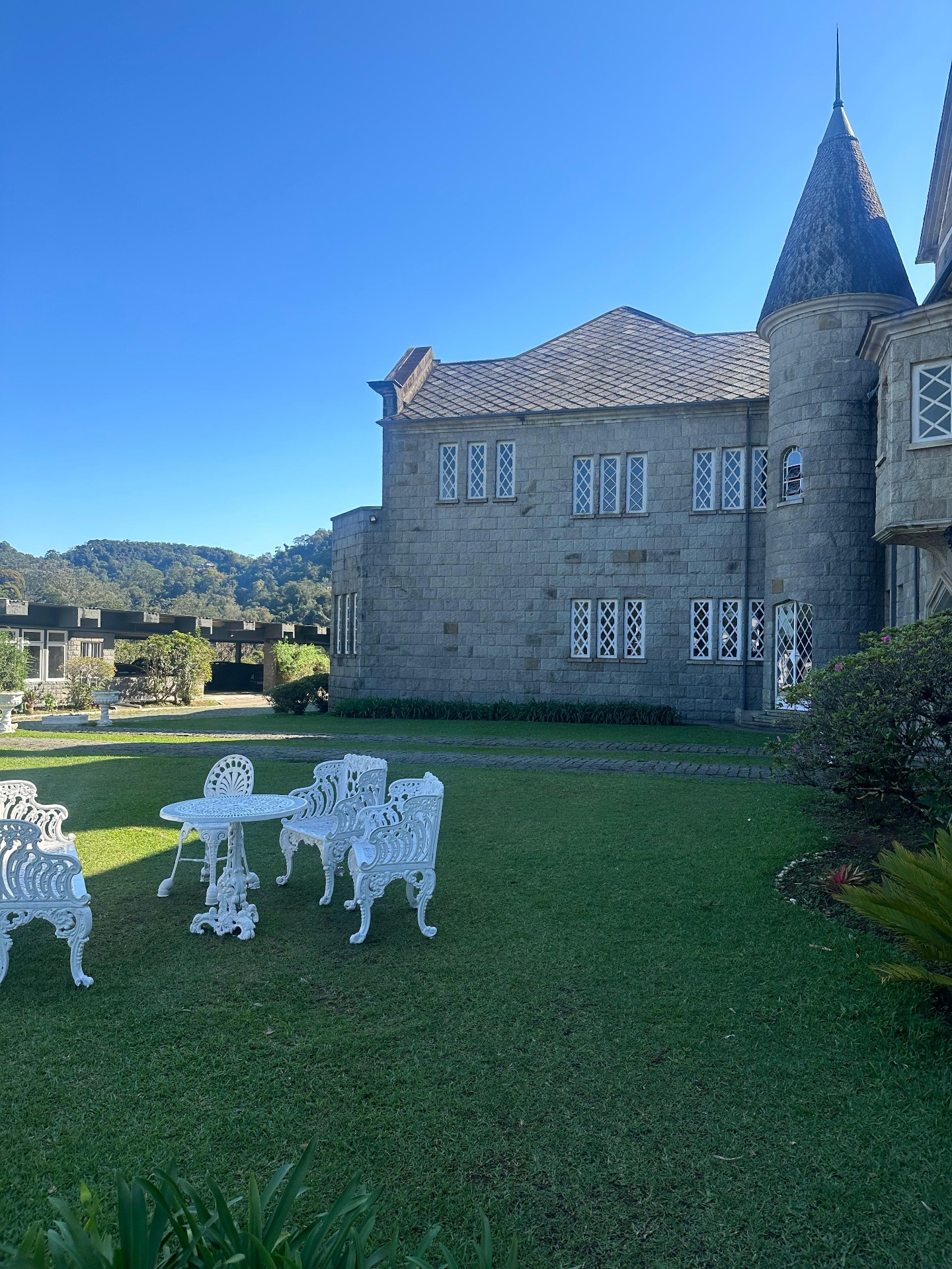Jardim do castelo com mobiliário clássico