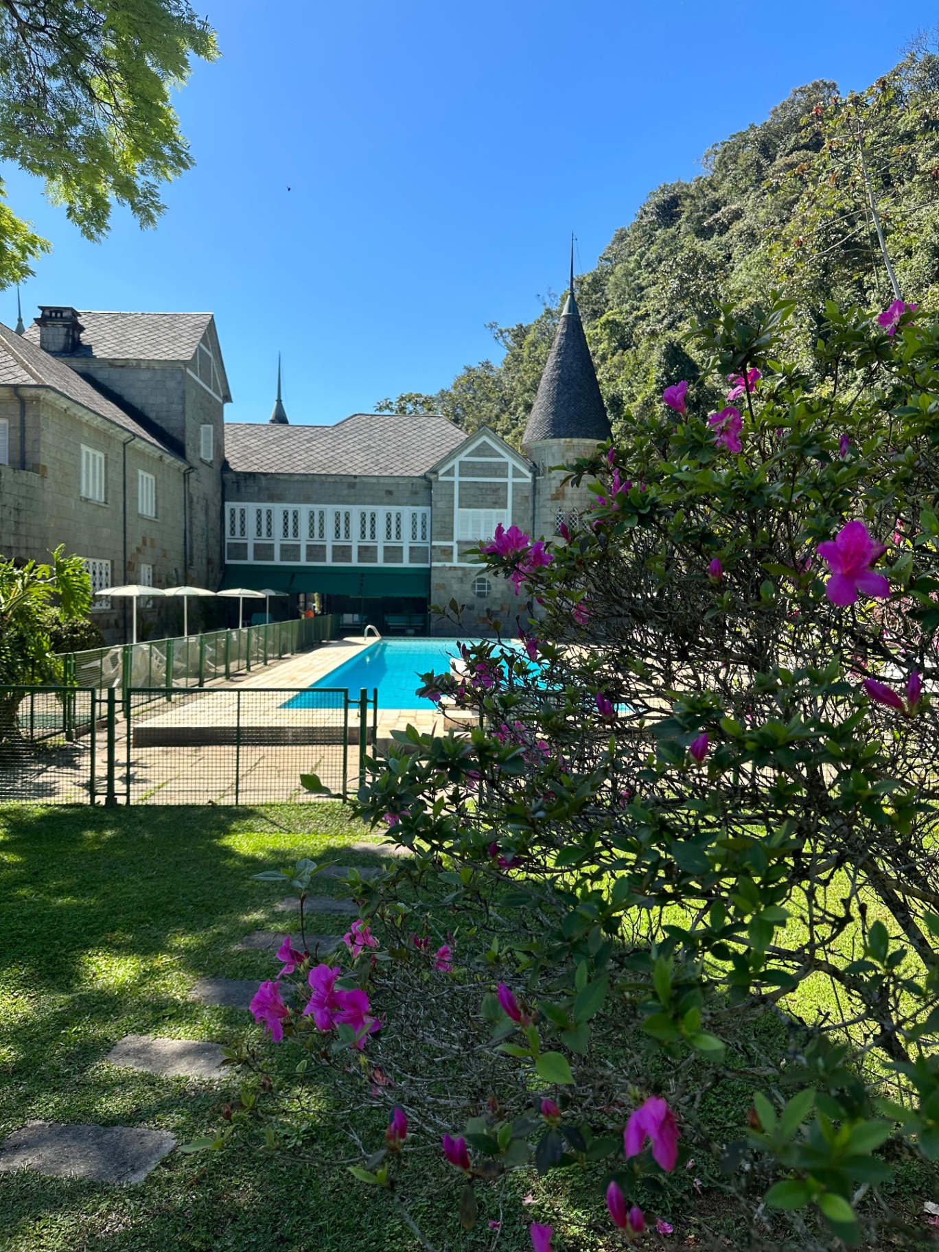 Castelo Country Club com piscina e jardim florido em Petrópolis