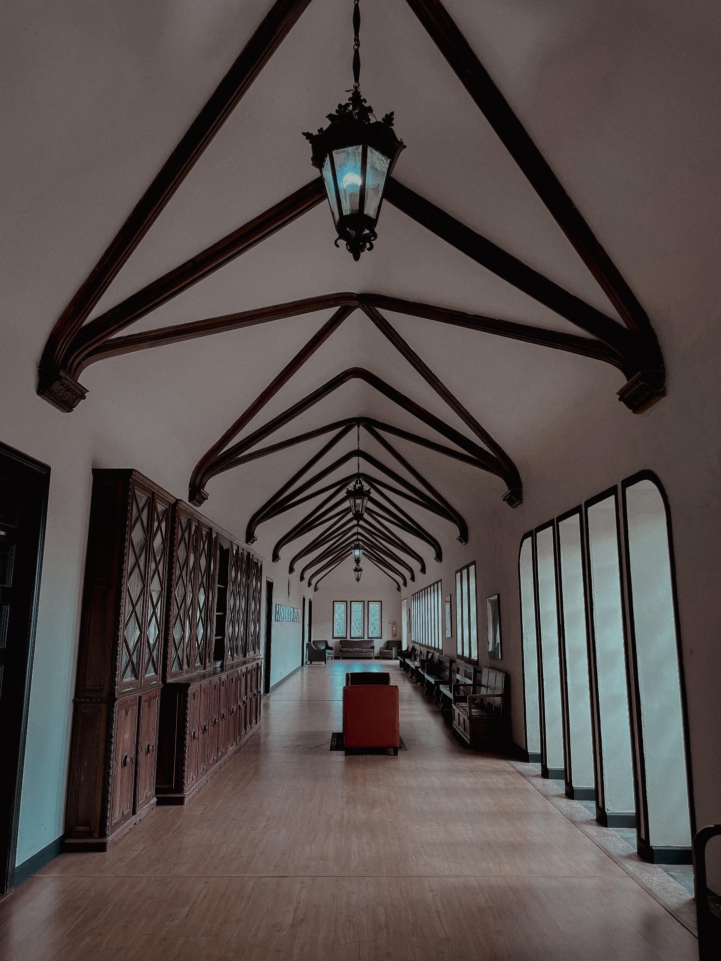 Corredor histórico com vigas de madeira